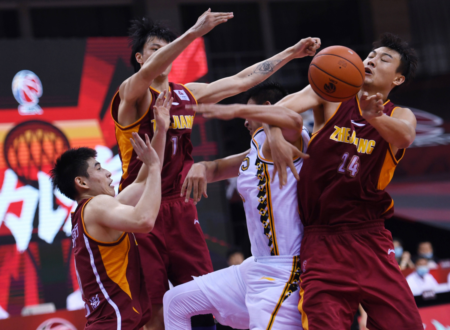 开云体育中国-浙江队鏖战深圳队，陶汉林统治全场