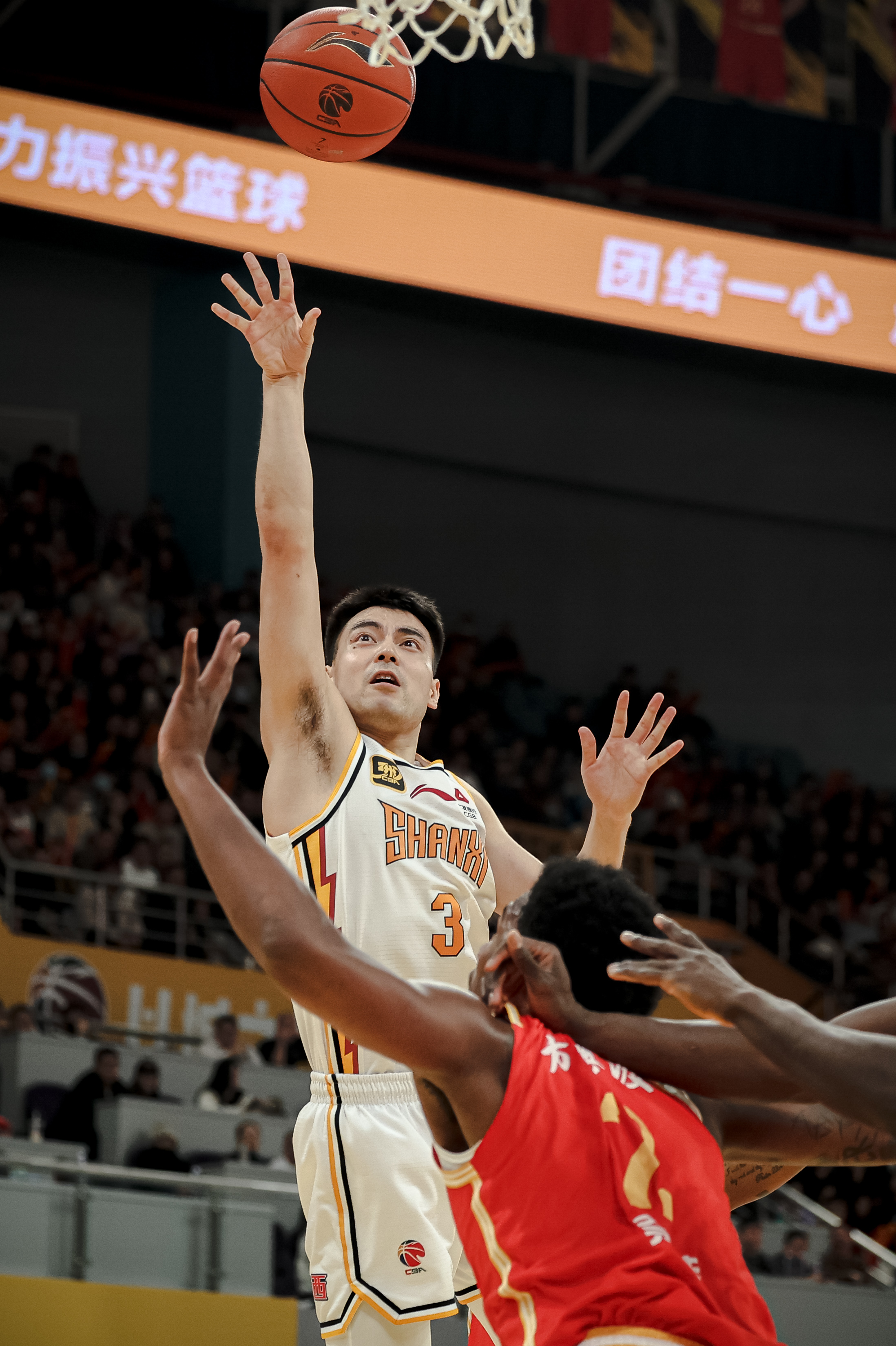 力量碰撞，球队拼尽全力争夺胜利宝座